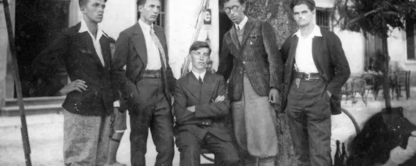 Mladi goriški bogoslovci sredi 30. let na izletu v Kobaridu; prvi z 
leve kasnejši duhovnik in pesnik Alojz Kocjančič iz Kubeda, drugi 
z desne Štefan Cek.