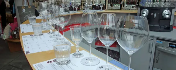 Za pravo izbiro kozarcev je v Kufsteinu mogoče opraviti priložnostno degustacijo kar v trgovini.