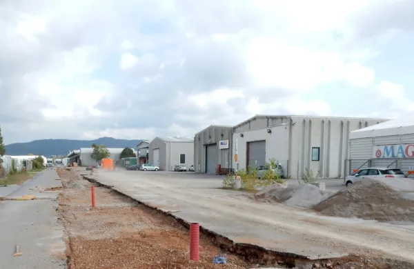 Veliko je zanimanja za gradnjo na Sežanskem terminalu, a težava je, da primanjkuje komunalno opremljenih parcel.