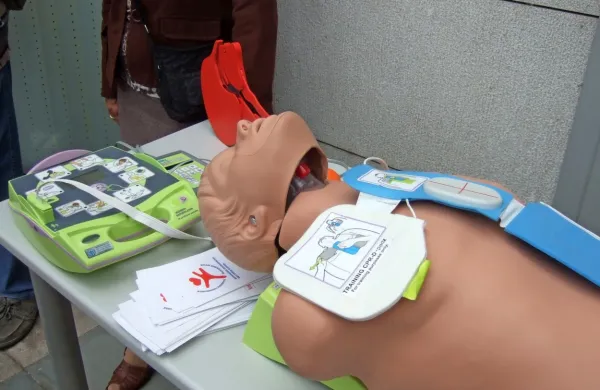 Brezplačne tečaje oživljanja zdaj nudi tudi čezmejni projekt 
Emergency EuroRegion, program sodelovanja Slovenija-Hrvaška 
za prebivalce obalno-kraške regije in Istarske županije.    