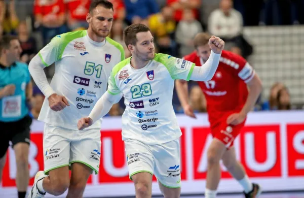 Miha Zarabec (v ospredju) je bil najboljši slovenski strelec na 
dvoboju s Švico.