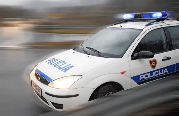 Mama in komaj polnoletna hčerka v pripor