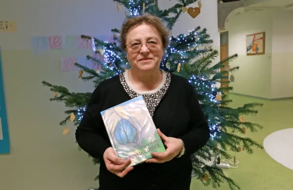  Brigita Slejko je v knjigo povezala    pravljice,  pesmi  in pripovedi.  