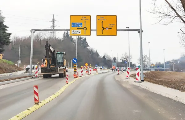 Na Bazari del še niso končali, a je promet bolj ali manj pretočen. 