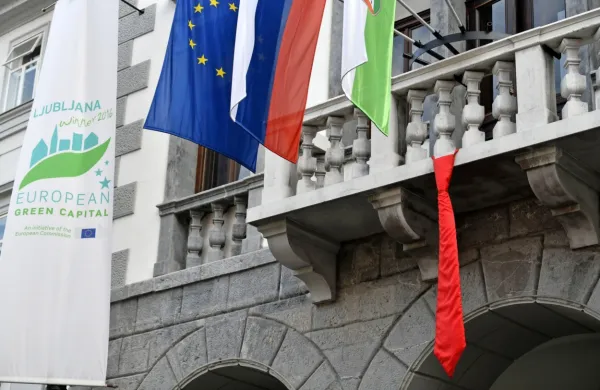 Ob začetku hrva&scaron;kega predsedovanja Svetu EU izobesili rdečo kravato