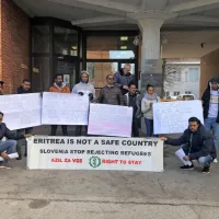 Prosilci za azil iz Eritreje s protestom opozorili na nepravične azilne postopke