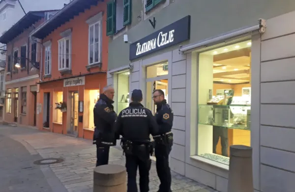 Za  poskus ropa zlatarne v starem mestnem jedru Kopra je policija 
pridržala 34-letnega Koprčana,  starega znanca policije. 