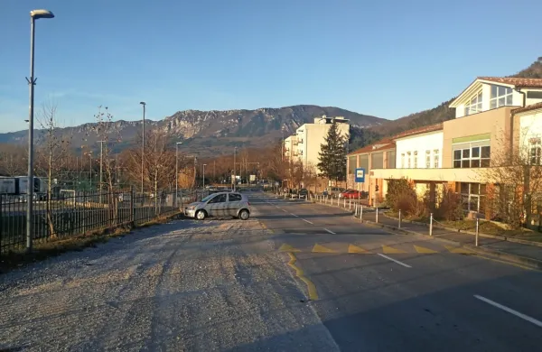 Občina bo uredila parkiri&scaron;če pred &scaron;olo