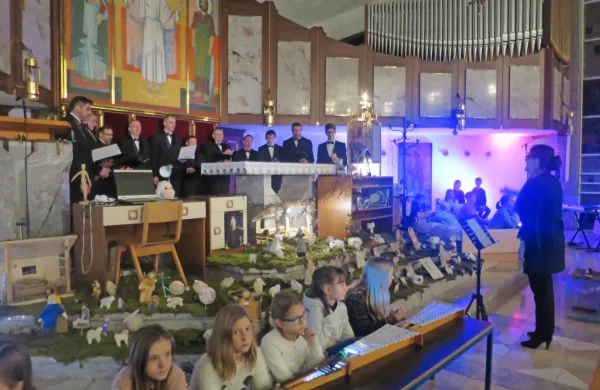 V idrijski župnijski cerkvi sv. Jožefa Delavca so kulturni program  prazničnih dni s koncertom sklenili  
učenci OŠ Idrija, Idrijski neoktet in cerkveni mešani zbor.