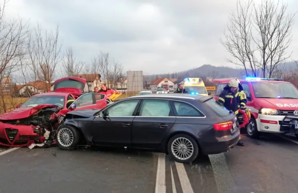 Zapeljal na nasprotni pas in čelno trčil v avto