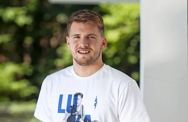 Dallas je slavil visoko zmago s 124:97, Dončić pa je v 27 minutah k 
zmagi prispeval 20 točk, osem skokov in dve podaji.