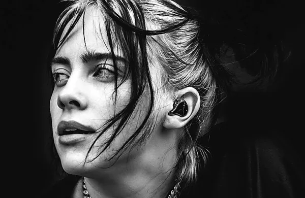 Mlada ameriška glasbenica Billie Eilish bo zapela nosilno skladbo 
najnovejšega filma o tajnemu agentu Jamesu Bondu z naslovom 
No Time To Die.