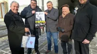 Gostitelji - Bojan Režun, Samo Bevk (oba SD), Tomaž Vencelj in 
Gašper Uršič (župana) so ministra Zorana Pozniča (na sredini) 
pozdravili s koledarjem nekdanjih pankovskih Kuzel, nastalih pred 
40 leti. 