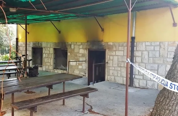 V stavbi na Plenčičevi imajo prostore nekatere politične stranke pa 
tudi društvo upokojencev.
