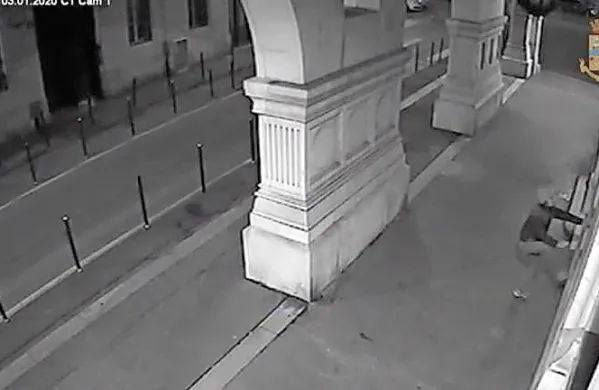 Tržaška kvestura je posredovala posnetke nadzorne videokamere, 
s pomočjo katerih so izsledili 31-letnega italijanskega državljana 
stanujočega v Trstu, ki je oktobra in januarja razbil dve šipi tržaške 
sinagoge in grozil judovski skupnosti.