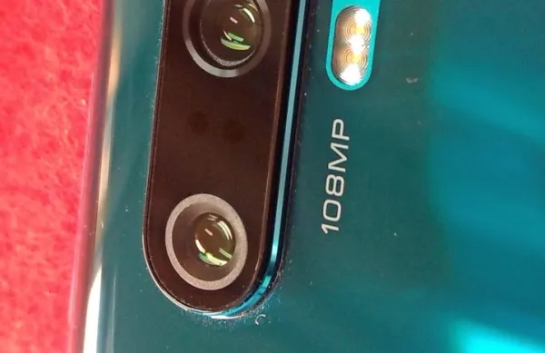 Nabor  petih kamer na hrbtni strani telefona