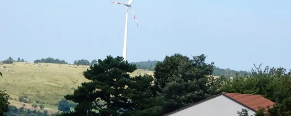 Nad vetrno elektrarno v Dolenji vasi, ki je ena od dveh vetrnih 
elektrarn v Sloveniji, prebivalci niso navdušeni.