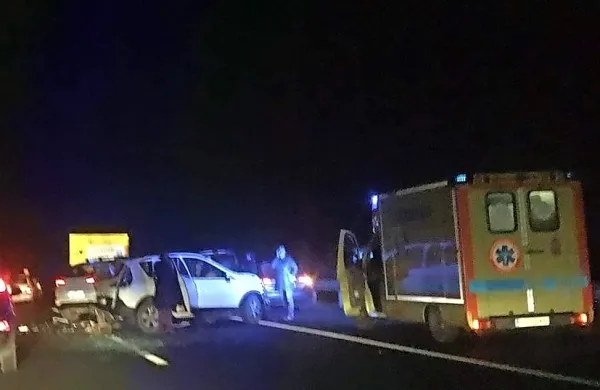 V naletu &scaron;tirih vozil po&scaron;kodovana otroka