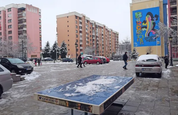 V Sarajevu še vedno v približno  80.000 gospodinjstvih kurijo na 
trda goriva, največji izvor onesnaženja pa je več kot 150.000 
vozil.