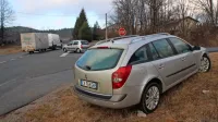 Za policijo je prostor ob križišču z glavno cesto “površina, 
primerna za parkiranje”.  