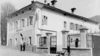 Tolminsko učiteljišče ni imelo lastnega doma, selili so se po Tolminu,  med drugim tudi v stavbo današnjega sodišča.