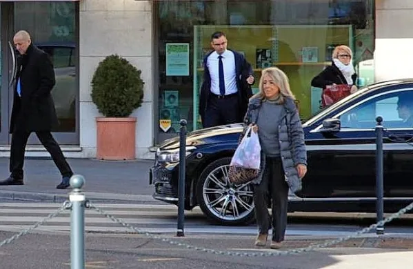O navzočnost visokega politika so pričali le varnostniki pred 
trgovino.