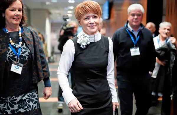 Ministrica Aleksandra Pivec je na današnjem kongresu Desus v 
Ljubljani po napetem boju za vodenje stranke premagala dolgoletnega predsednika Karla Erjavca, ki je stranko vodil od leta 
2005.