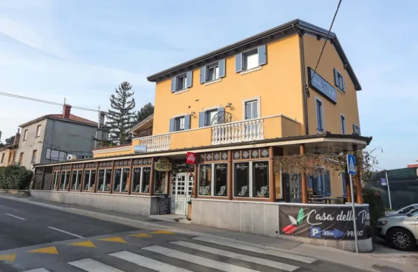 Na tem mestu v Izoli lastnik načrtuje izgradnjo manjšega hotela, 
vendar ne zna napovedati, kako bodo potekala dela.