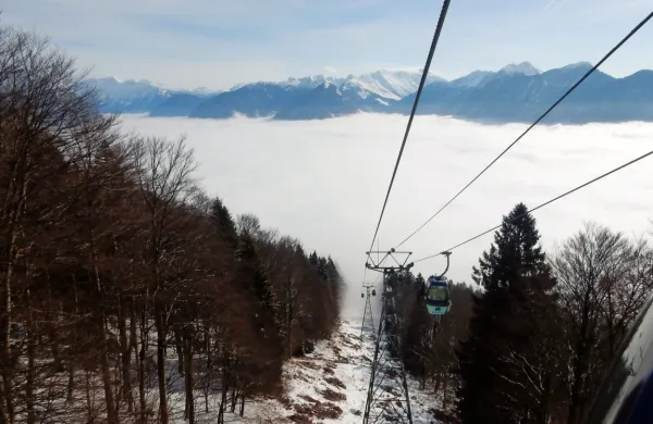 Slovenski žičničarji se ob pomanjkanju naravnega snega in zaradi 
visokih temperatur, ki so decembra pobrale skoraj ves takrat z 
zasneževanjem pridelan sneg, soočajo s precejšnjim izpadom 
prihodka.
