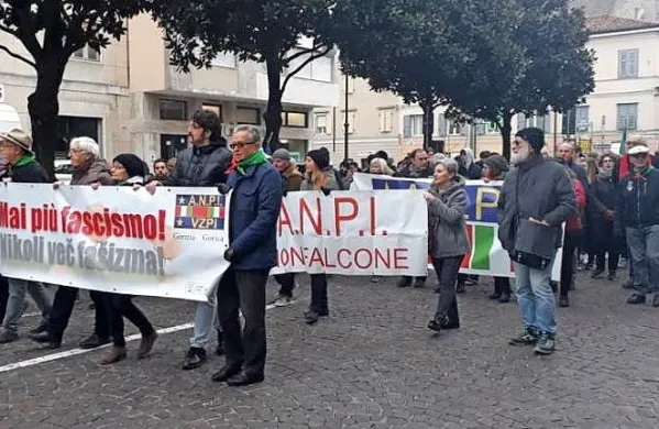 Udeležencev je bilo približno tristo, medtem ko spletna stran 
Primorskega dnevnika navaja število približno petsto udeležencev, ki so korakali s transparenti, zastavami in borčevskimi 
prapori.