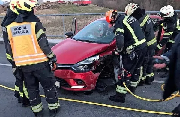 Ena v tovornjak, druga pod cesto