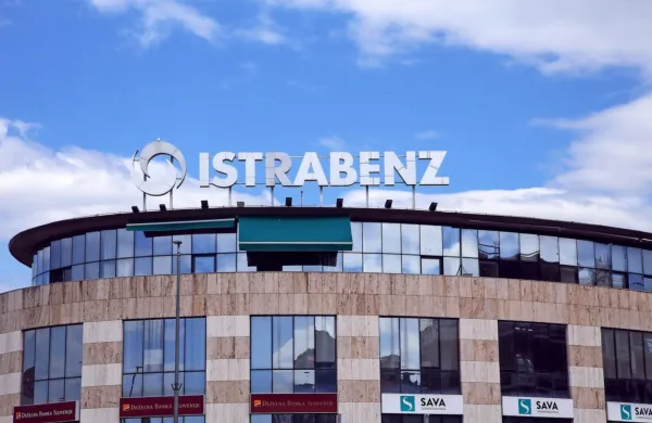  Istrabenz je dolgo domoval v  stavbi v središču Kopra, pred leti pa 
je te  prostore prodal; sedež družbe  so preselili v Portorož. 