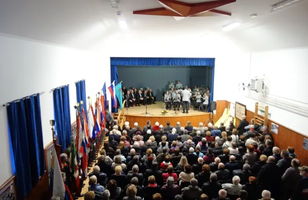 V nabito polni dvorani so počastili 75. obletnico bitke za Trnovo.