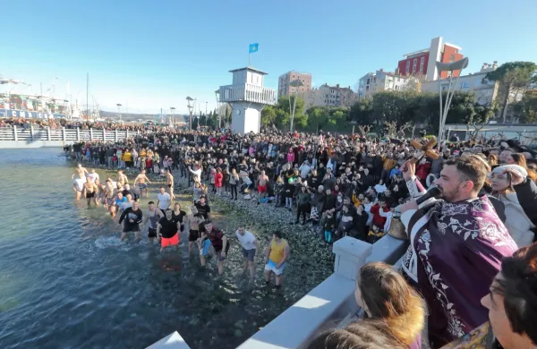 Makedonska  pravoslavna cerkev -  ohridska arhiepiskopija  je 
danes na mestni plaži  v Kopru pripravila že tradicionalni potop 
križa v  morje.