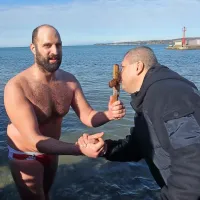 Makedonski pravoslavni verniki pripravili že &scaron;esti potop križa in skok v morje