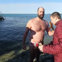 Makedonski pravoslavni verniki pripravili že &scaron;esti potop križa in skok v morje