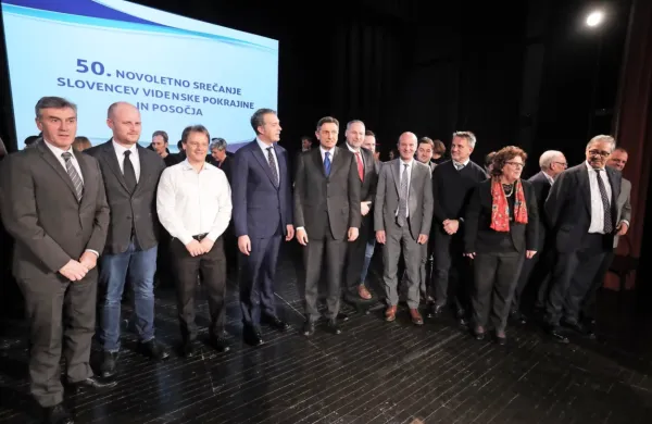 Slovenci Videmske pokrajine in Posočja so se včeraj zbrali v 
Kobaridu na 50. novoletnem srečanju, ki se ga je udeležil tudi 
predsednik Borut Pahor.