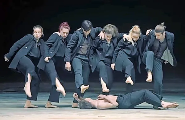Koreografijo novogoriške plesne skupine za videospot Black Swan 
so opazili in pohvalili številni tuji mediji, med temi tudi Rolling 
Stone.