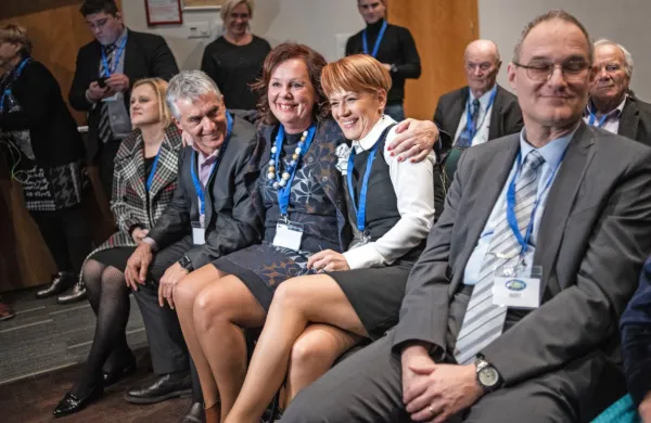Erjavca je na včerajšnjem volilnem kongresu v Ljubljani podprlo 
80 delegatov, medtem ko je kmetijska ministrica Pivčeva dobila 
prepričljivih 143 glasov.