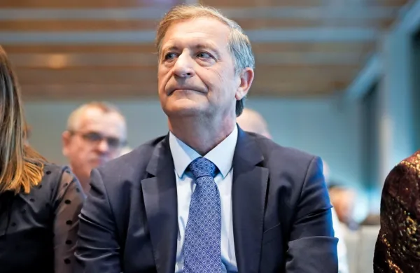 Prekaljeni politični maček Karl Erjavec je izgubil podporo stranke 
in po 15 letih zapustil vrh Desus.