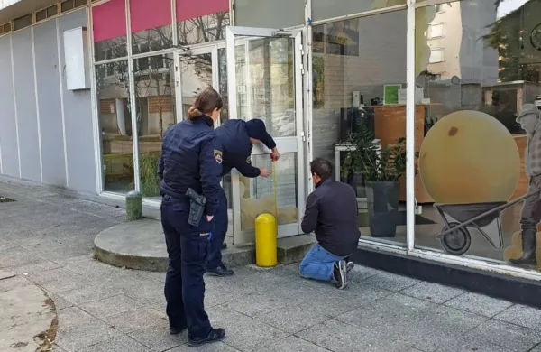Včeraj dopoldne so novogoriški policisti preiskovali nedeljski vlom 
v vinoteko Kleti Brda.