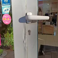 V vse poslovne objekte so neznanci z orodjem vlomili skozi vhodna 
vrata. 