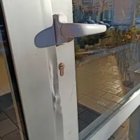 V vse poslovne objekte so neznanci z orodjem vlomili skozi vhodna 
vrata.