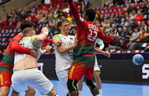Slovenski kapetan Jure Dolenec (številka 11) je danes večkrat 
našel pot do gola mimo portugalskega bloka.