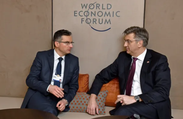 Premier Marjan Šarec je imel danes ob robu Svetovnega gospodarskega foruma (WEF) v Davosu tudi več dvostranskih 
srečanj. Med drugim se je na kratko pogovoril s hrvaškim 
premierjem Andrejem Plenkovićem.