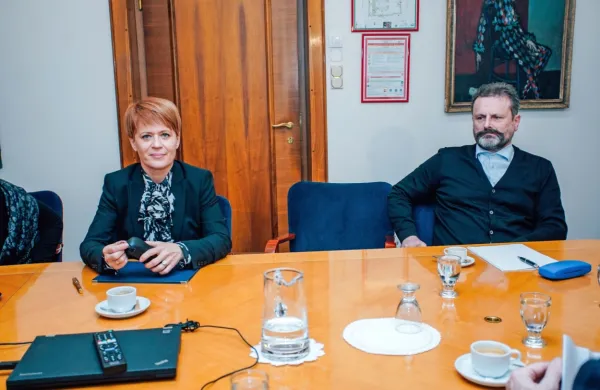 Nova predsednica Desus Aleksandra Pivec se je danes prvič po 
izvolitvi sestala s poslansko skupino.