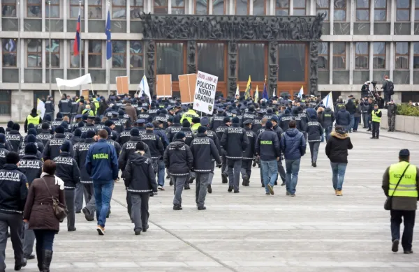 Sindikat policistov je za 3. februar napovedal štiriurno opozorilno 
stavko.