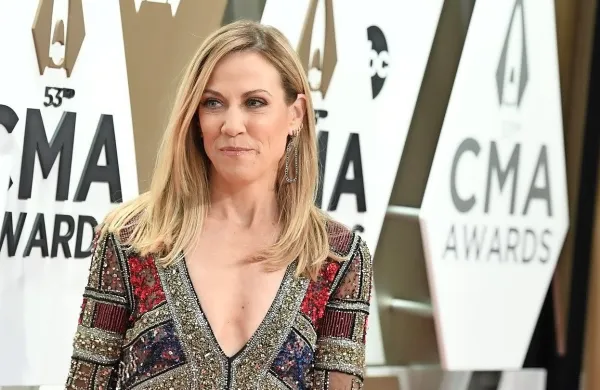 Sheryl Crow velja  za mojstrico, ki zna tudi najmračnejša poglavja 
človeške eksistence uloviti v privlačne melodije, tako udarne 
kakor mehke.