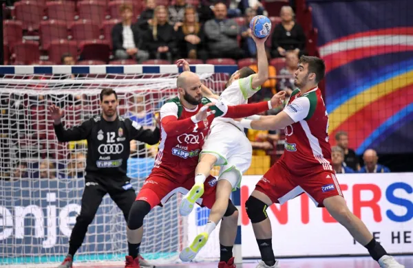 Blaž Janc (z žogo) se je v nedeljo znašel v madžarskem sendviču. 
Kako bo danes s Portugalci? 