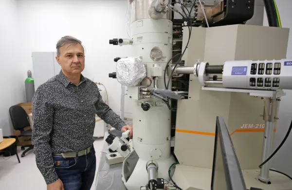Za revolucionaren izum shranjevanja energije v trde snovi, ki ga je 
razvil vodja laboratorija za raziskave materialov na Univerzi v Novi 
Gorici Matjaž Valant, je po lanski prodaji patenta veliko zanimanja 
iz gospodarstva.